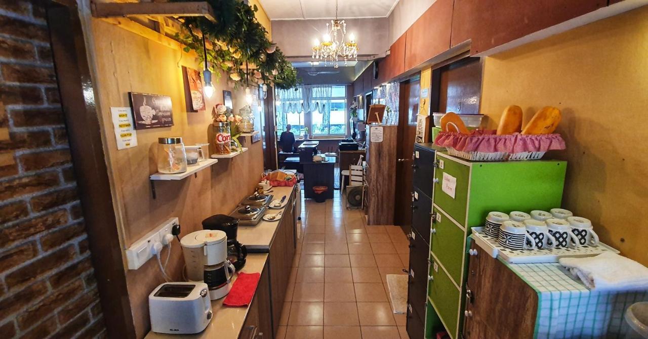 Escape Backpackers Kk Hostel Kota Kinabalu Exterior photo