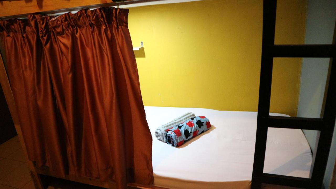 Escape Backpackers Kk Hostel Kota Kinabalu Exterior photo